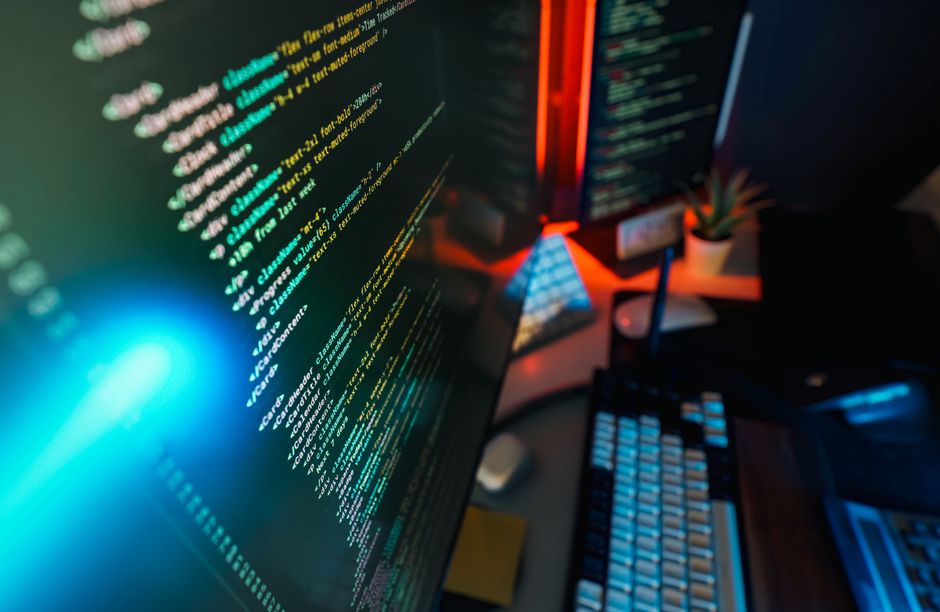 Futuristički radni prostor s programskim kodom na ekranu