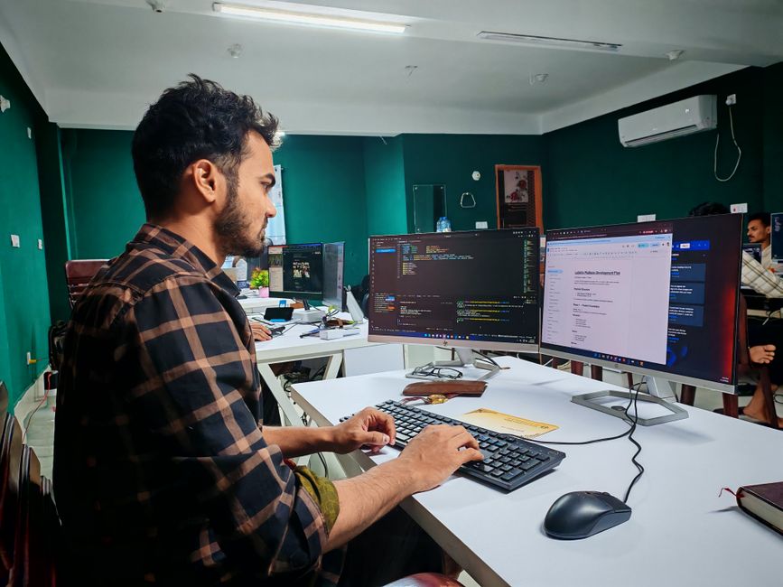 Programer radi na kodu na dva monitora