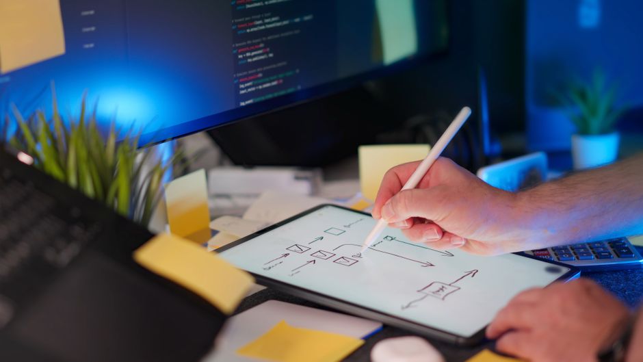 Digitalno skiciranje na tabletu i kod na monitoru