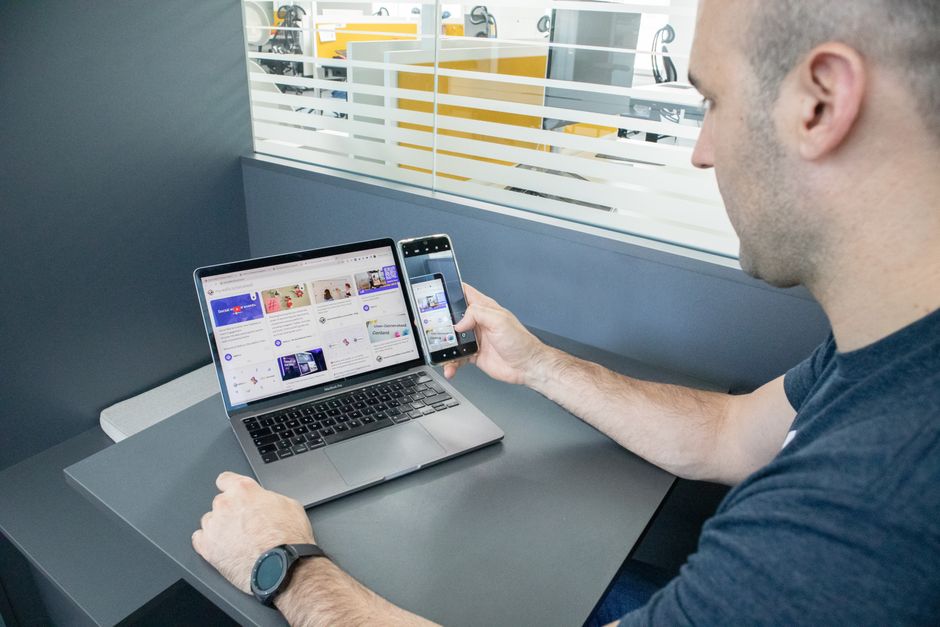 Stručnjak koristi laptop i pametni telefon u modernom uredu