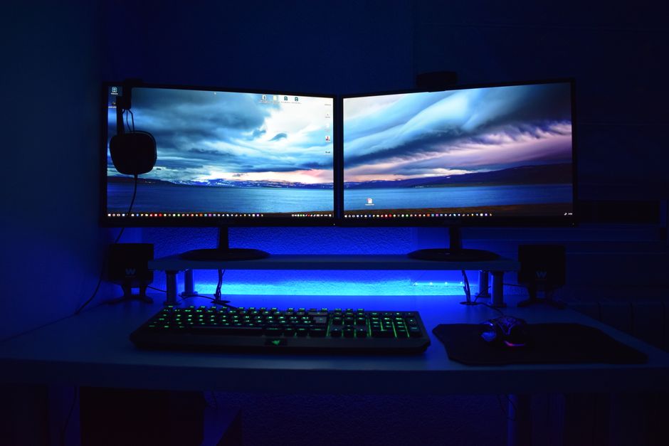 Dva monitora s plavim osvjetljenjem
